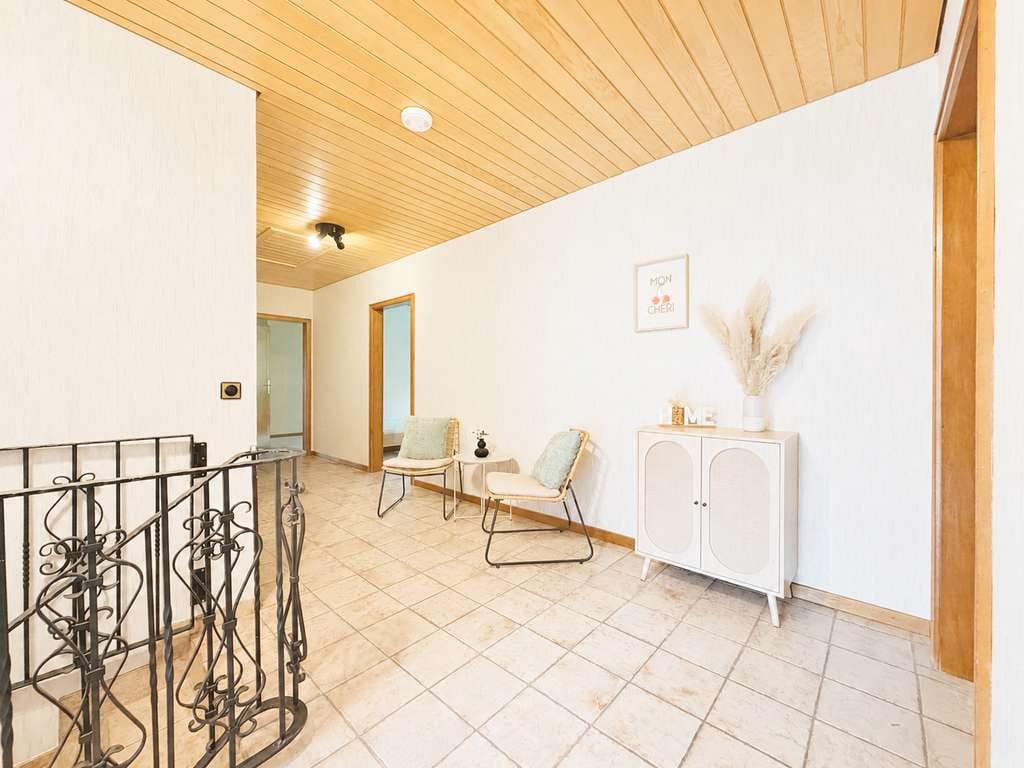 Immobilie in Wermelskirchen - Familienbungalow in einzigartiger Waldlage mit Atelier, großem Garten & Hallenbad - Bild 1