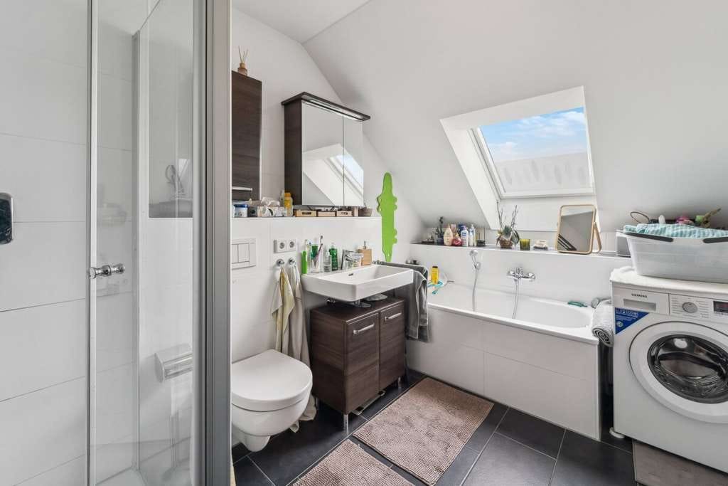 Immobilie in Neuching - Moderne 4-Zi.-DG-Whg. mit barrierefreiem Zugang, Balkon und hochwertiger Ausstattung - Bild 2