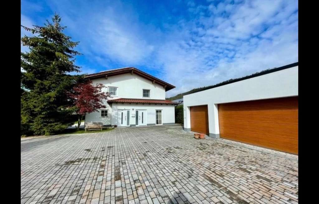 Immobilie in Obernzell - Exklusives Einfamilienhaus mit Donaublick, Pool, Sauna und außergewöhnlicher Ruhelage in Obernzell - Bild 2