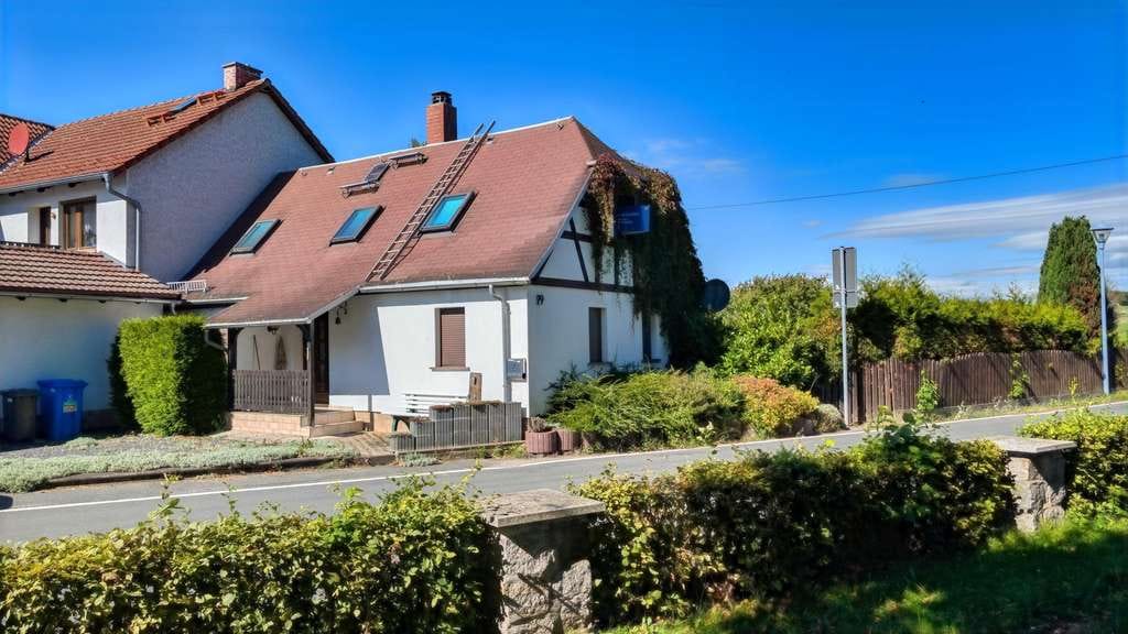 Immobilie in Drognitz - Auf dem Land ankommen: Liebevoll gestaltetes Haus, großer Garten, weiter Blick in Lothra - Bild 1