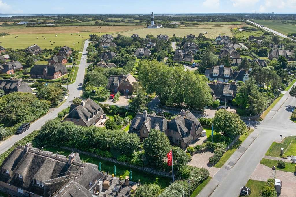 Immobilie in Kampen (Sylt) - Großzügige Doppelhaushälfte unter Reet mit Einzelhauscharakter in Kampen - Bild 1
