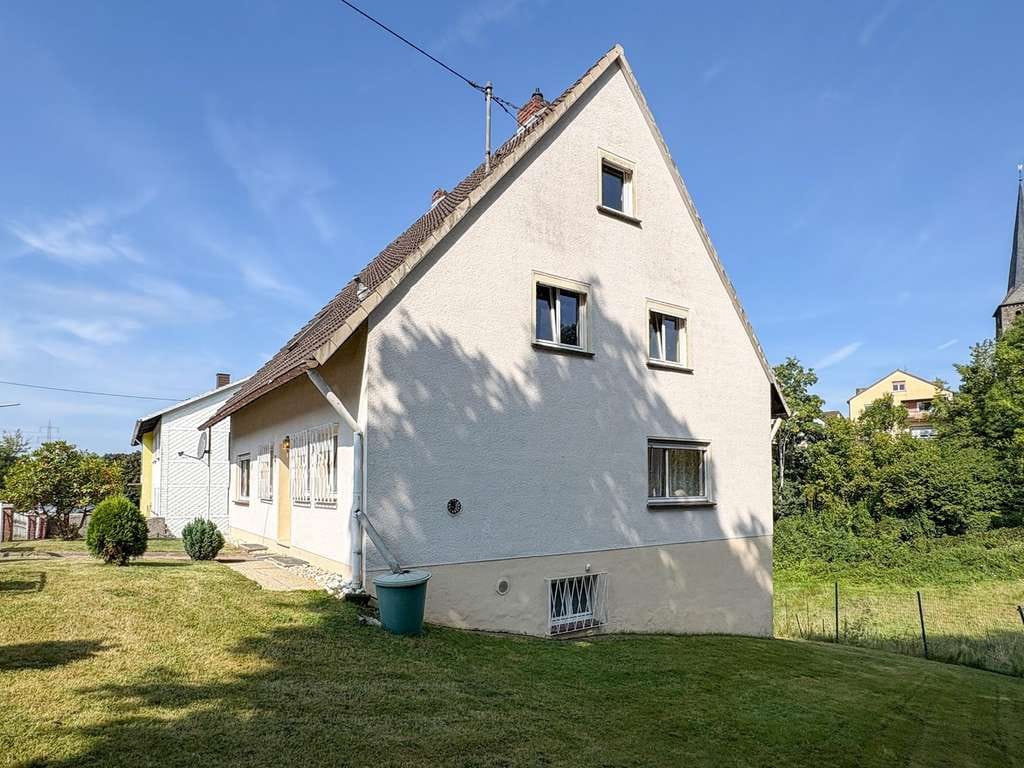 Immobilie in Hamm (Sieg) - Zweifamilienhaus, teilvermietet, Wohnung im OG in Renovierung. Zentrale Lage Hamm/Sieg - Bild 3