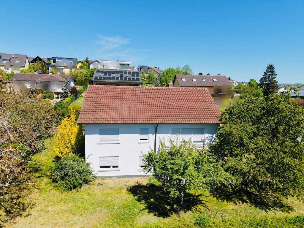 Immobilie in Haßfurt - Top-Lage! Ruhig, sonnig und viel Grün umgebenes Haus mit Einliegerwohnung, Doppelgarage und Garten, - Bild 2