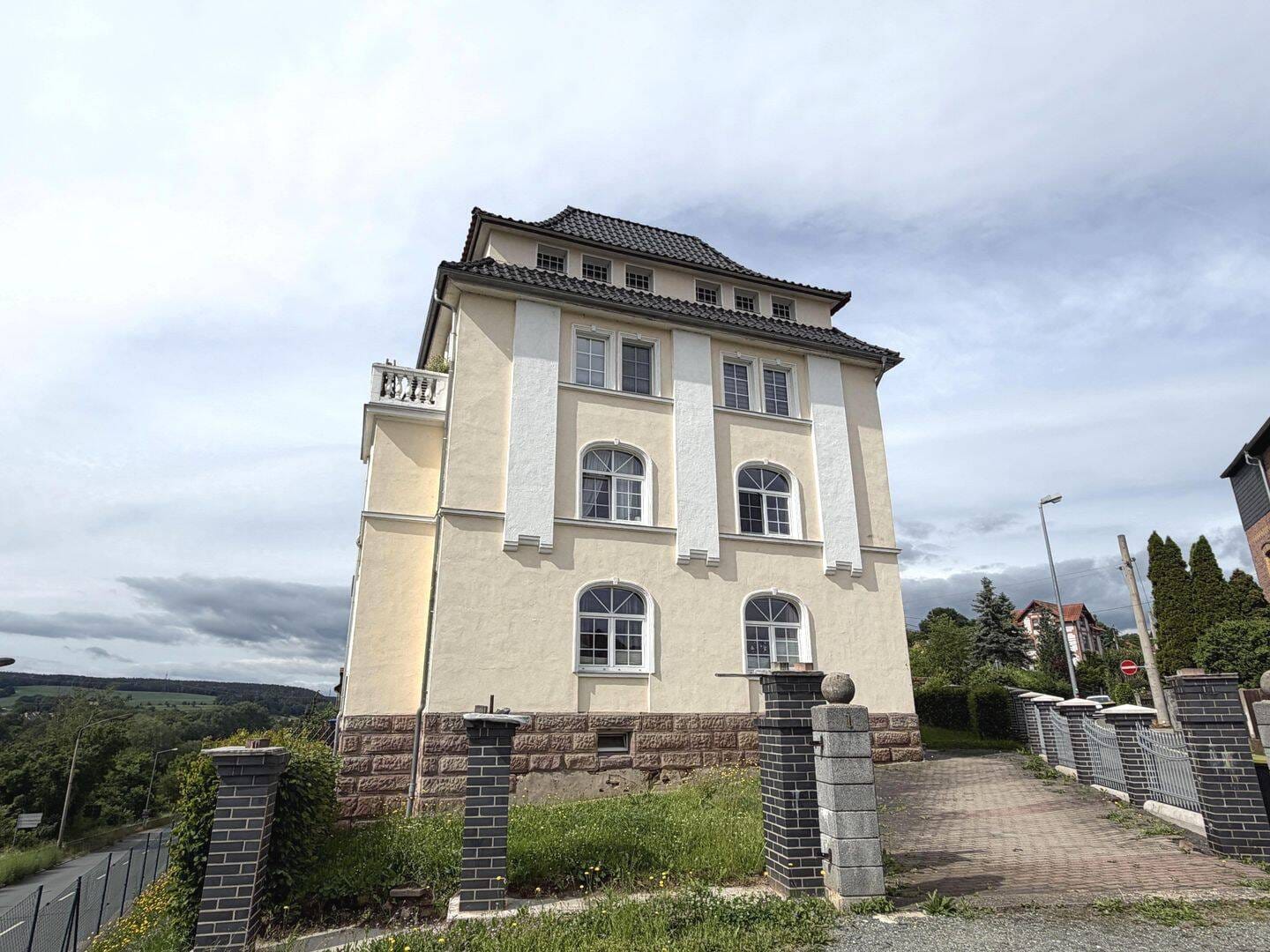 Immobilie in Kahla - Representative Villa mit Altbaucharme und drei Wohneinheiten - Bild 1