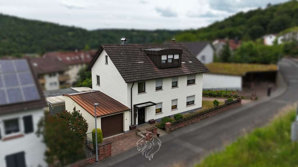 Immobilie in Wertheim - Wohnen mit Burgblick – Großzügiges Mehrgenerationenhaus mit Werkstattfläche in Wertheim - Bild 0