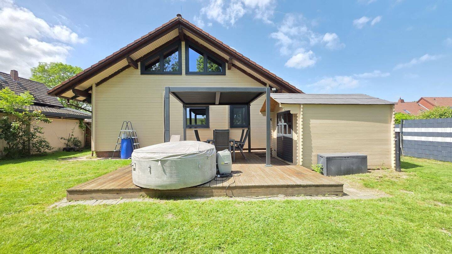 Immobilie in Stadland - Energieeffizientes Blockbohlenhaus mit traumhaftem Garten, Sauna & Blick Richtung Deich - Bild 2
