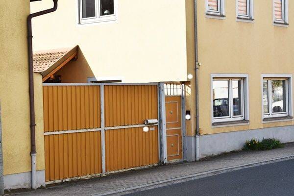 Immobilie in Großlangheim - Charmantes Zweifamilienhaus mit Scheune und PV-Anlage in Großelangheim ! - Bild 2