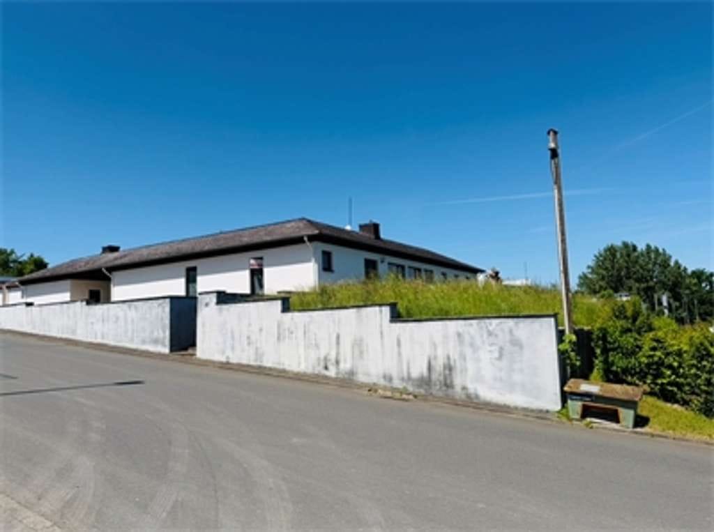 Immobilie in Nastätten - Dank Ihres Gewerbes dürfen Sie diesen riesigen entkerten Winckelbungalow eigenständig optimieren! - Bild 1