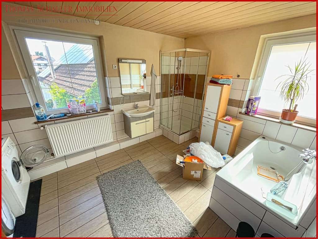 Immobilie in Nittenau - Wohnhaus mit viel Entfaltungsspielraum, PV und großer Garage/Werkstatt in zentraler Lage v. Nittenau - Bild 3