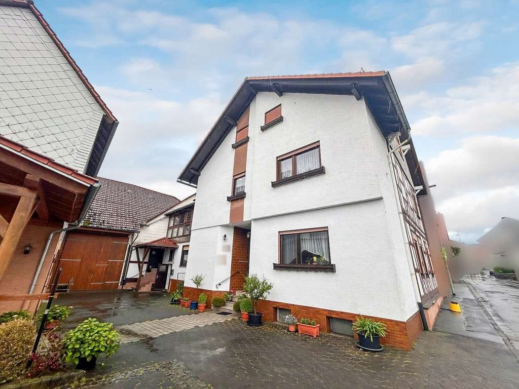 Immobilie in Schotten - Charmantes Einfamilienhaus mit historischem Fachwerk und großem Platzangebot in Schotten - Bild 1