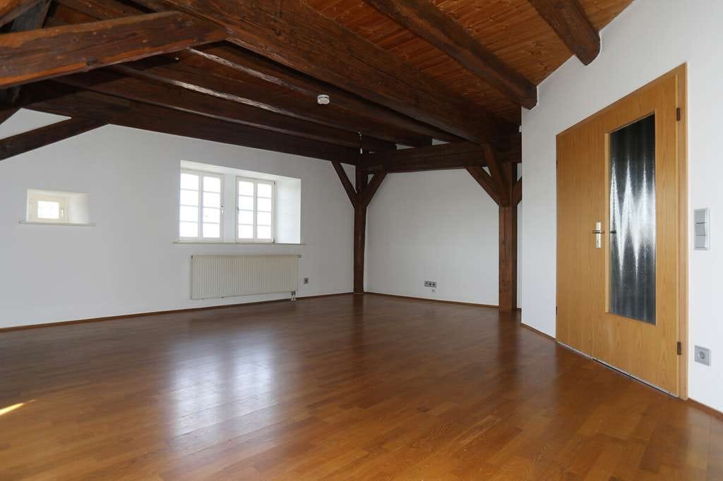Immobilie in Zaberfeld - 5-Zimmer-Maisonette-Wohnung mit viel Charme und Holz - Bild 2