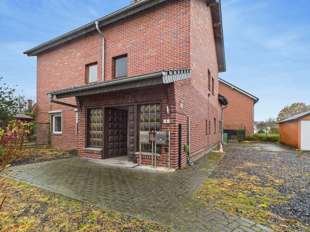 Immobilie in Erkelenz - Wo Familie wachsen darf - charmantes Zweifamilienhaus mit viel Raum zum Leben. - Bild 0