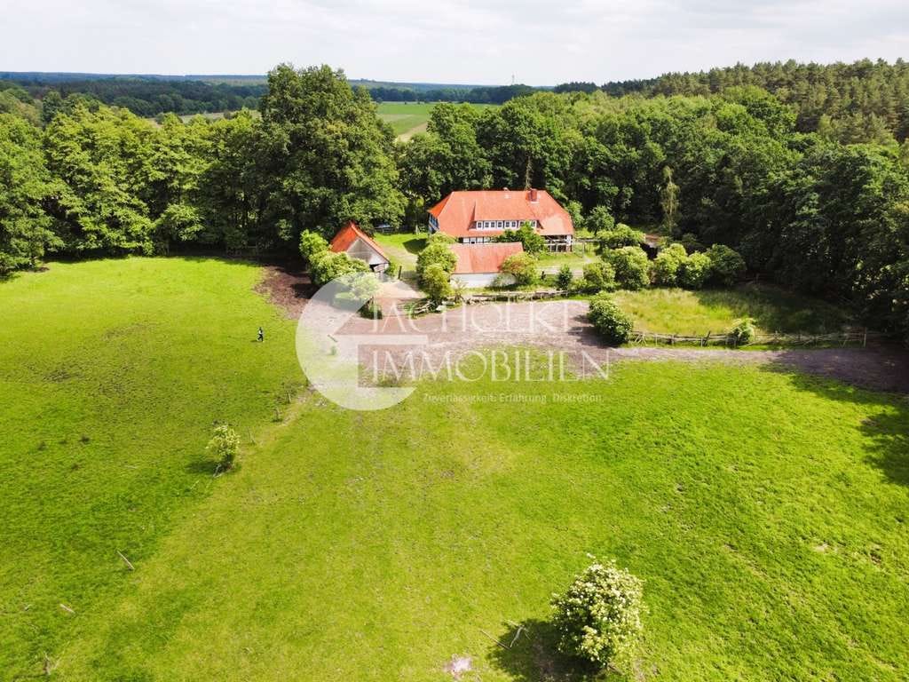 Immobilie in Bienenbüttel - Fachwerkjuwel in Alleinlage: Einzigartiges Landhaus für Pferdeliebhaber mit rd. 3,8 ha arrond. Land - Bild 3