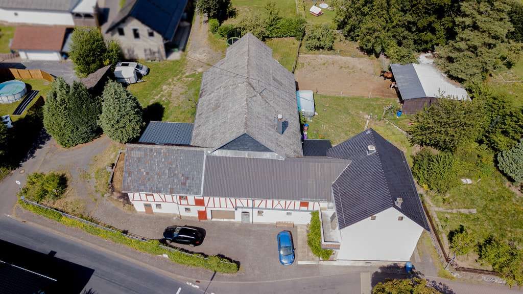 Immobilie in Altenkirchen (Westerwald) - Landwirtschaftliches Anwesen mit Stall, Scheune und Paddock zur Pferdehaltung! - Bild 1