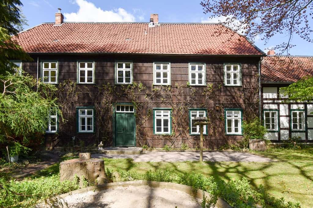 Immobilie in Wendeburg - Großes Fachwerkhaus auf herrlichem Grundstück mit Stall, Einliegerwohnung und ggf. Bauland! - Bild 2