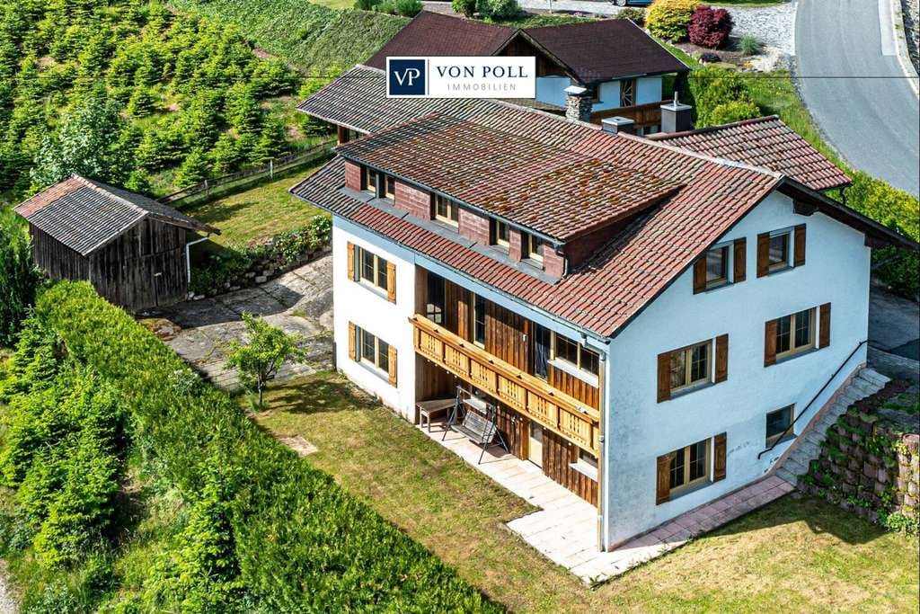 Immobilie in Neukirchen beim Heiligen Blut - Großzügiges Wohnhaus in Hanglage mit Wintergarten, zwei Garagen und vielseitigen Nutzungsmöglichkeit - Bild 1