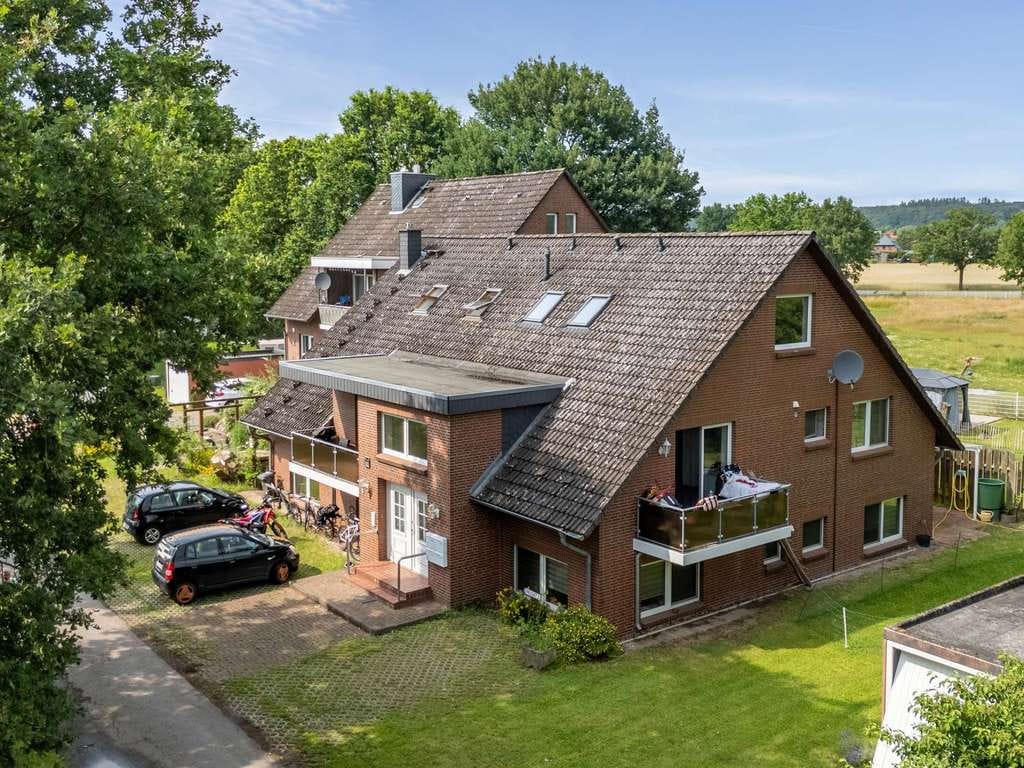 Immobilie in Artlenburg - Mehrfamilienhaus mit vier Wohneinheiten, einer Gewerbeeinheit und 14.200 m2 Grundstücksfläche - Bild 1