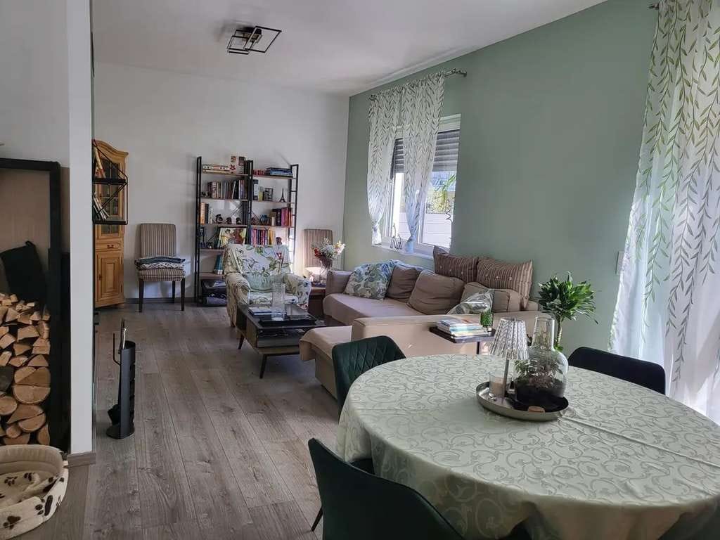 Immobilie in Allmannshofen - Moderne und voll möblierte Doppelhaushälfte mit PV-Anlage, Wellnessbad, Kamin und Traumgarten in ruh - Bild 0