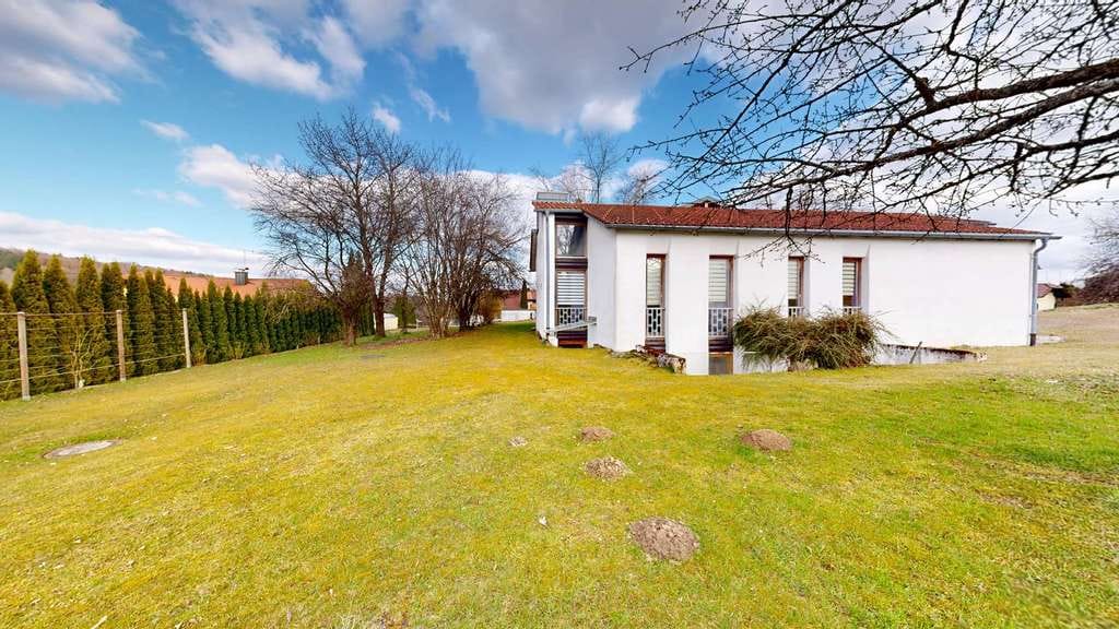 Immobilie in Fürstenstein - Entwicklungspotenzial mit Charme auf 1.435m² Grund + PV-Anlage und neuer Heizung - Bild 1