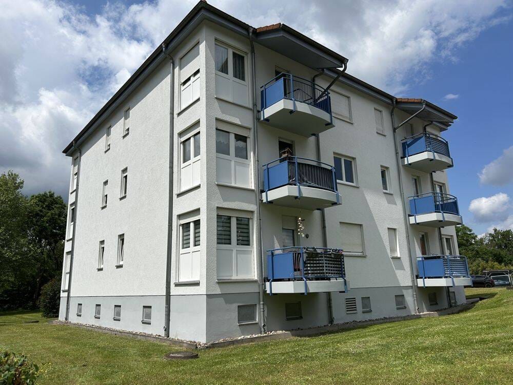 Immobilie in Schleusingen - Schön geschnittene Wohnung mit Balkon und Blick ins Grüne in Schleusingen, sofort einzugsbereit! - Bild 0