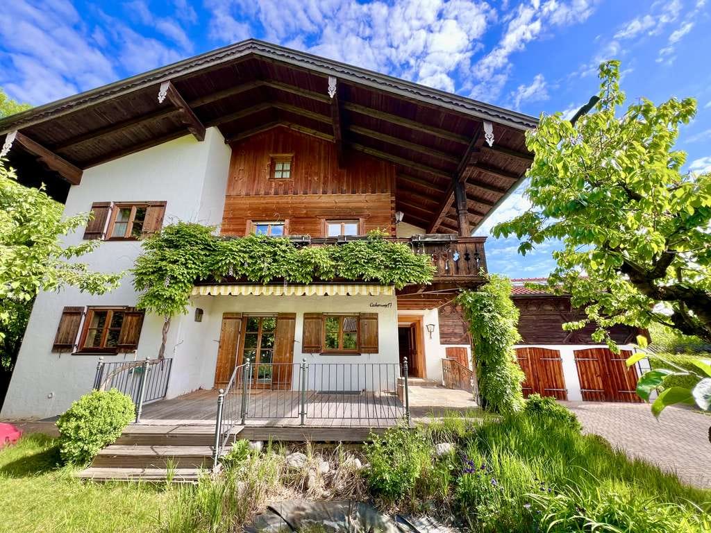 Immobilie in Tacherting - GROSSZÜGIGES WOHNHAUS MIT ALPENLÄNDISCHEM CHARME UND EINLIEGERWOHNUNG IN TACHERTING - Bild 0