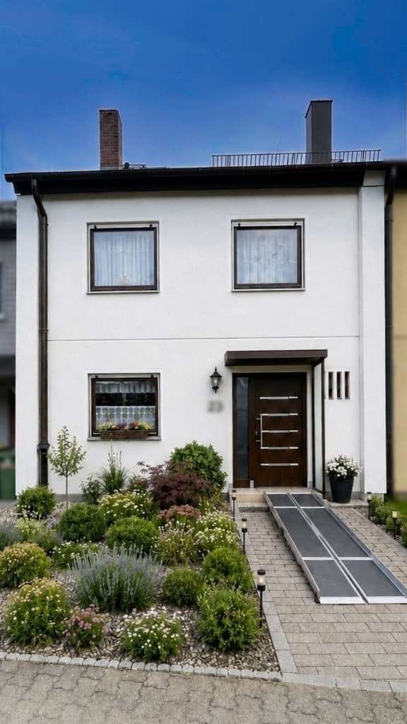 Immobilie in Helmbrechts - Attraktive Kapitalanlage! 
Reihenmittelhaus - sehr gute mögliche Rendite  - Bild 1