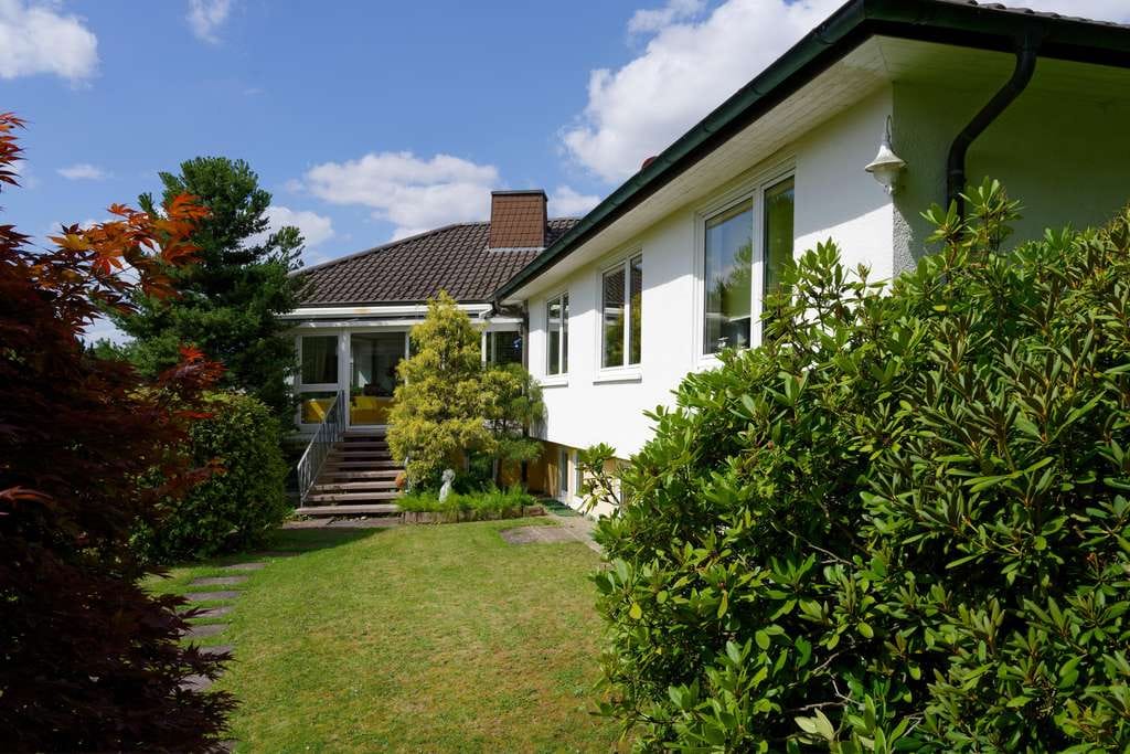 Immobilie in Kaufungen - Großzügiges Einfamilienhaus mit Einliegerwohnung, Fernblick und herrlichem Garten - Bild 0