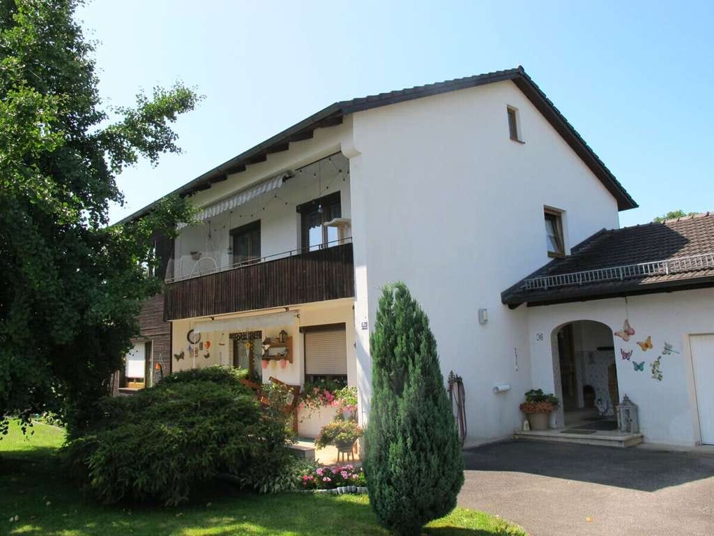 Immobilie in Emmerting - Schönes Zweifamilienhaus mit gepflegtem Garten und zwei Garagen - Bild 0