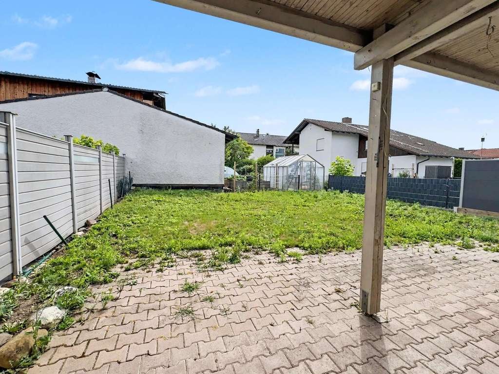 Immobilie in Altötting - Familienoase: Großzügige Doppelhaushälfte mit sonnigem Garten, Holzbalkonen und behaglichem Holzofen - Bild 2