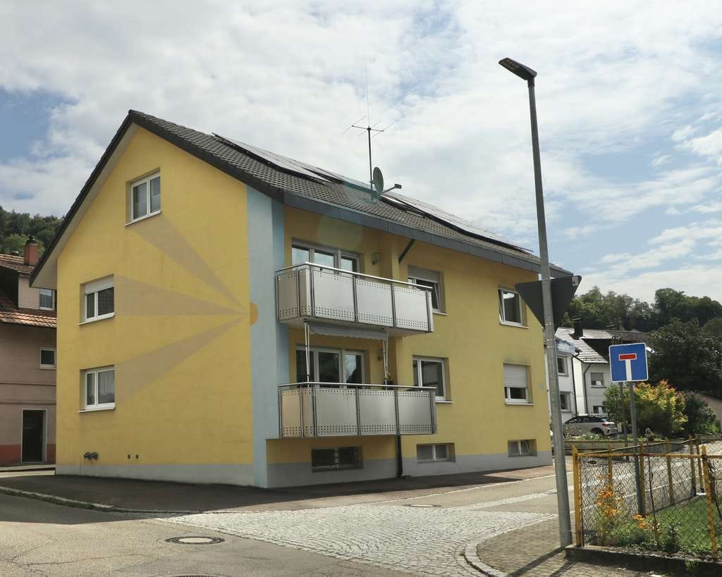 Immobilie in Grenzach-Wyhlen - Ihre neue Immobilie in Wyhlen - modernes, saniertes Dreifamilienhaus mit Balkonen und zwei Garagen! - Bild 0