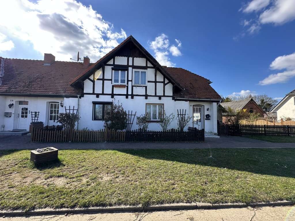 Immobilie in Hohenzieritz - Sanierungsbedürftige Doppelhaushälfte mit historischem Flair und großem Gestaltungspotenzial - Bild 1