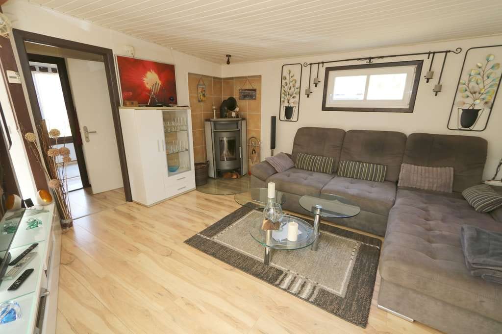 Immobilie in Scharbeutz - Wochenend-Bungalow am See! 
Renoviert, möbliert, großes Grundstück & naturnahe Lage genießen - Bild 1