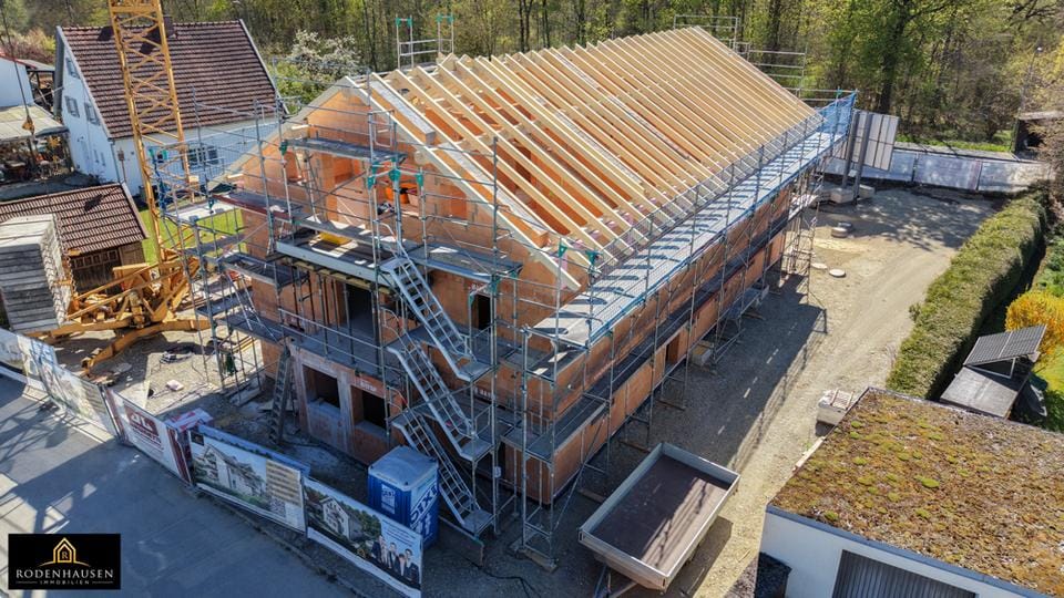Immobilie in Wörthsee - Letzte Wohnung verfügbar! Neubau-Dachgeschosswohnung mit hohen Decken und zwei Balkonen - Bild 0