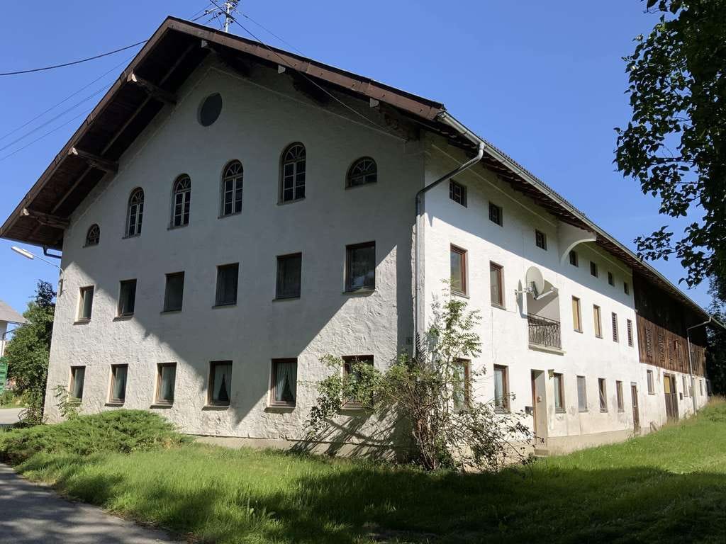 Immobilie in Eiselfing - Großes sanierungsbedürftiges Anwesen mit 7019 m² Grundstücksfläche - Bild 1