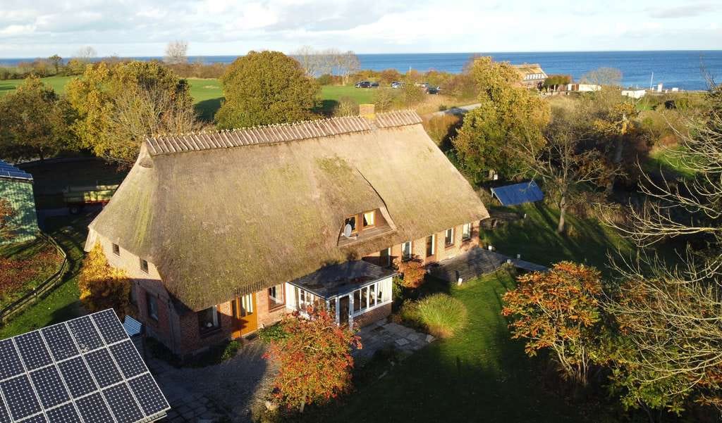 Immobilie in Kronsgaard - Eine absolute Rarität - Großes Reetdachhaus mit traumhaftem Ostseeblick - Bild 1