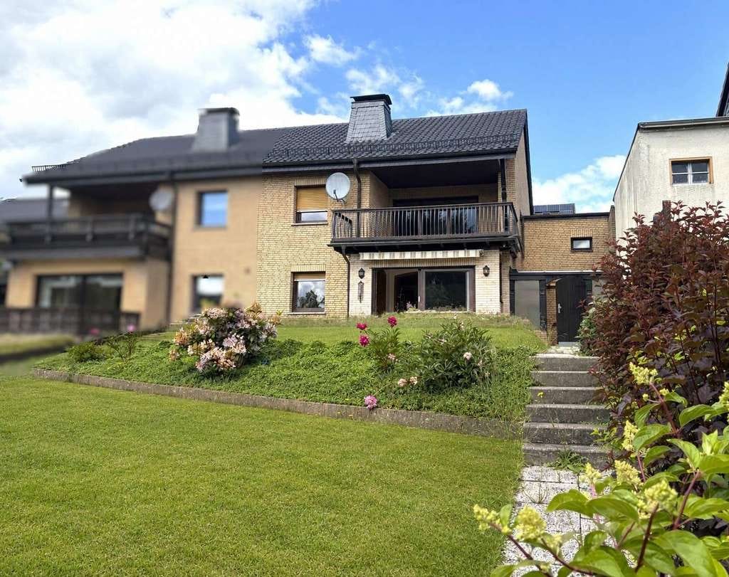 Immobilie in Morsbach - Massive Doppelhaushälfte mit Südgarten, Balkon und Garage in ruhiger Lage von Morsbach-Lichtenberg! - Bild 0