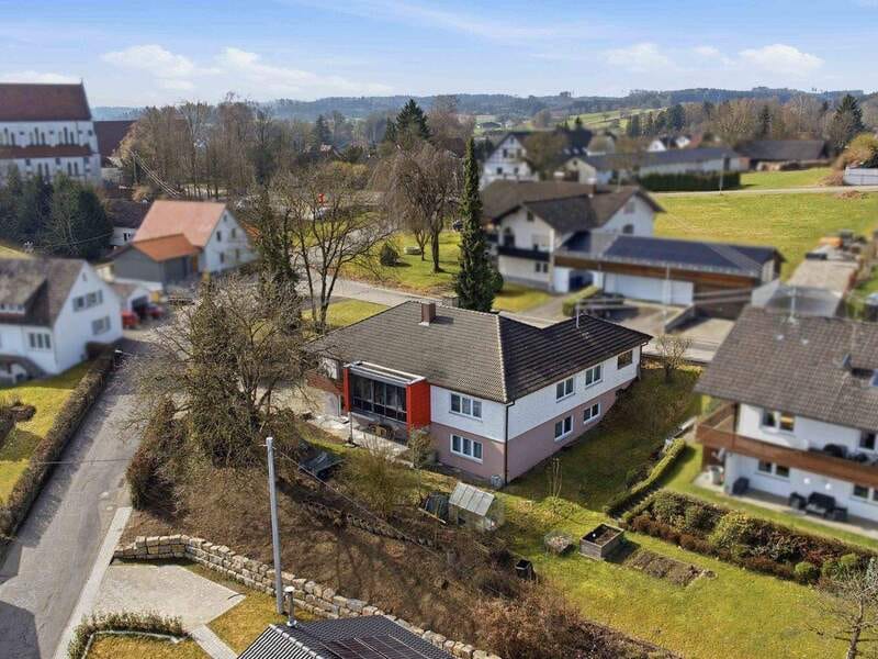 Immobilie in Kirchberg an der Iller - Einzigartig! Traumhaftes Zweifamilien-Bungalowhaus mit Garten, Terrassen & besonderem Wohlfühlcharme - Bild 0