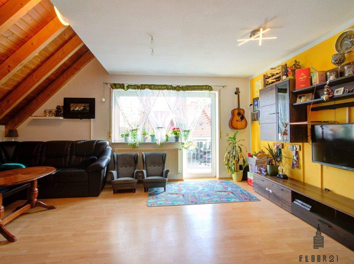 Immobilie in Heroldstatt - Charmante Maisonette-Dachgeschosswohnung mit Balkon und Garage in ruhiger Lage von Heroldstatt - Bild 3