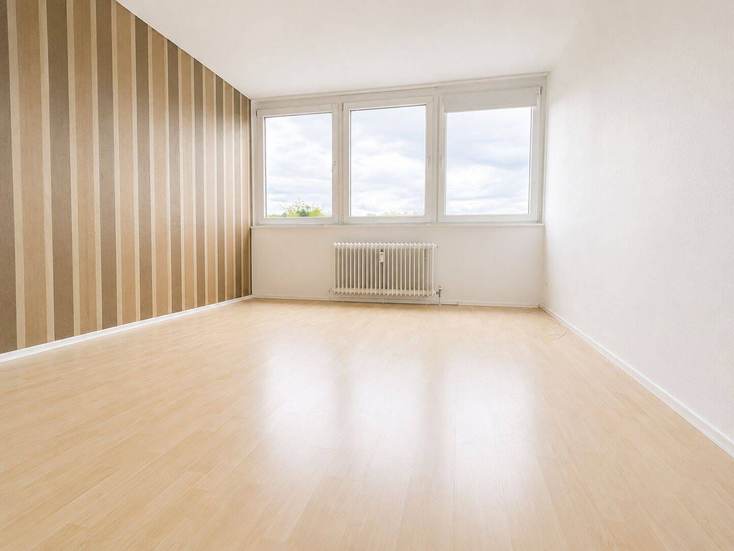 Immobilie in Taunusstein - Wohnen über den Dächern von Taunusstein - Lichtdurchflutete 4 Zimmer mit Balkon - Bild 1