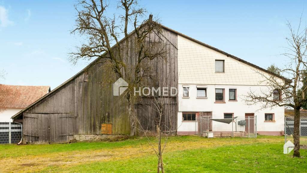 Immobilie in Wutach - Gepflegtes Bauernhaus mit Charme & Potenzial: 2200 m² Grundstück, Scheune & Wohnmöglichkeiten - Bild 2