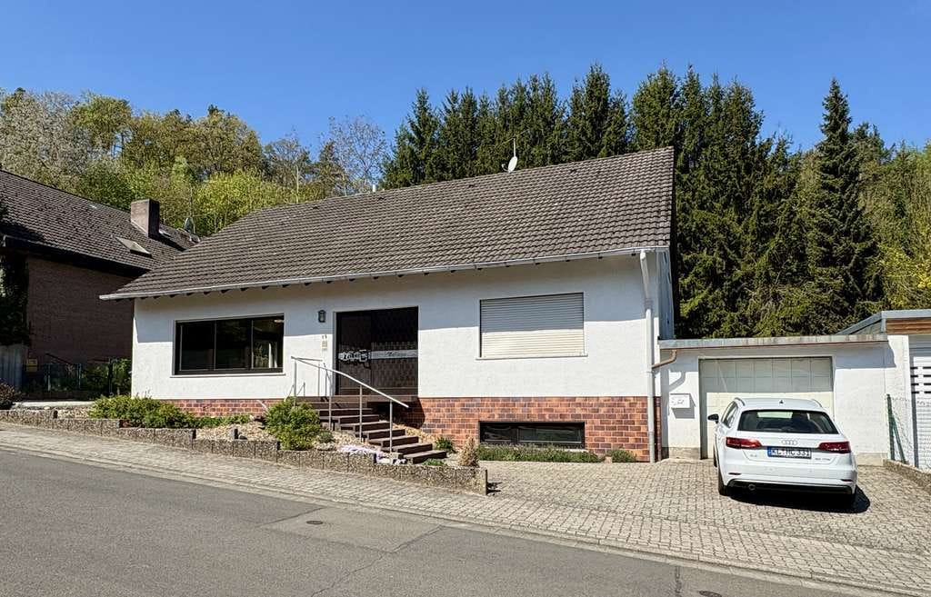 Immobilie in Hochspeyer - Großzügiges Wohnen mit Potenzial: Freistehendes Ein- bis Zweifamilienhaus in ruhiger Lage - Bild 0