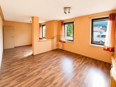 Immobilie in Themar - 7 ZIMMER, GARTENIDYLLE UND ENTWICKLUNGSPOTENZIAL - Bild 2