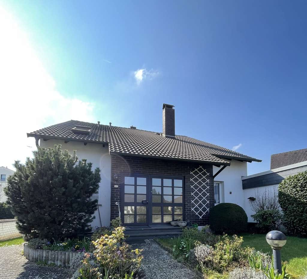 Immobilie in Hochheim - Zentral wohnen - in Ruhe genießen, Einfamilienhaus mit Einliegerwohnung und großem Garten  - Bild 0