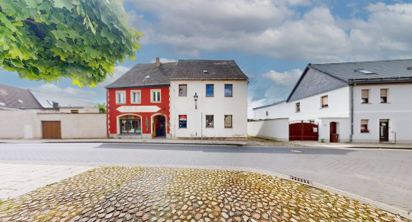 Immobilie in Barby - Teilsaniertes Stadthaus im Herzen von Barby: Innenhof, Garage & Ausbaureserve mit viel Potenzial - Bild 0