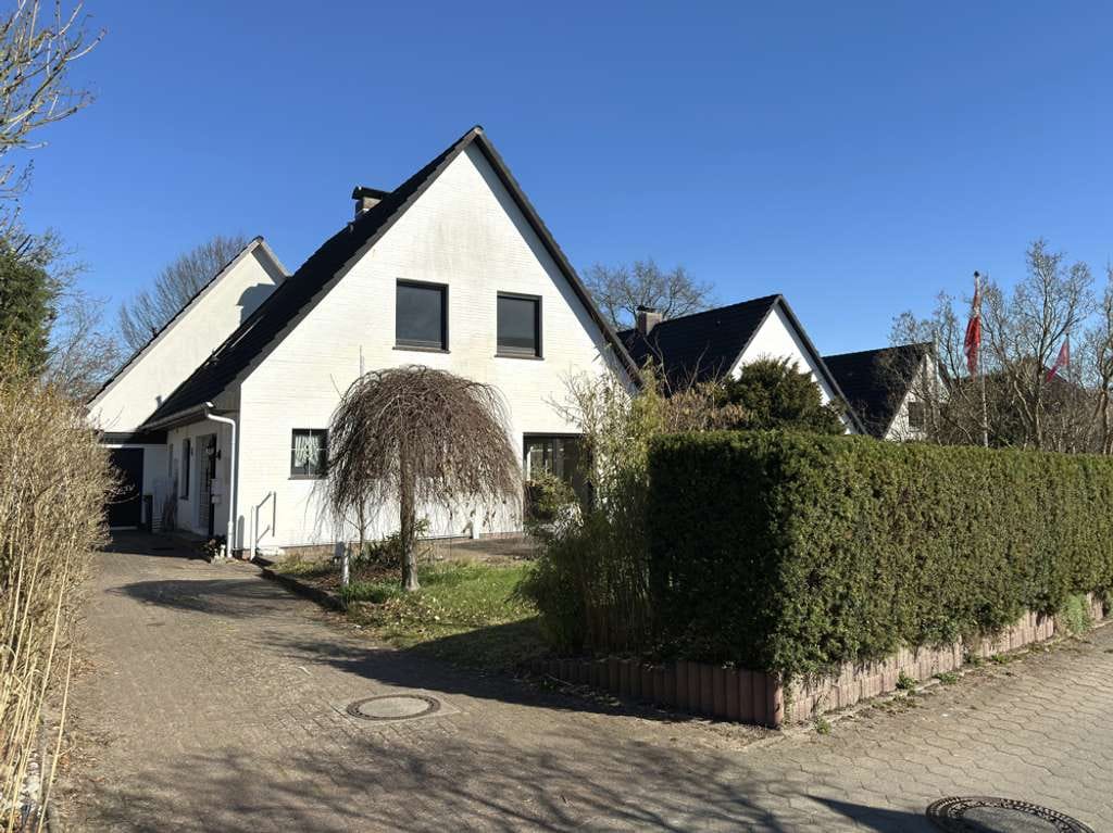 Immobilie in Wedel - Geräumige Doppelhaushälfte - ruhig gelegen und mit kleinem Garten - Bild 1