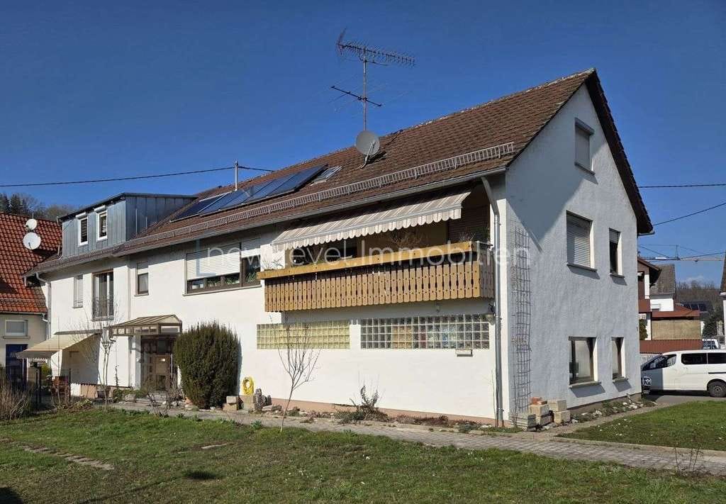 Immobilie in Neckartenzlingen - Ausbaupotential vorhanden:  Einfamilienhaus in Grenzbauweise, 3 Garagen und Garten - Bild 1