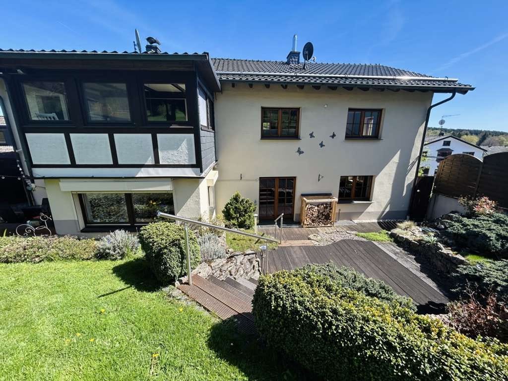 Immobilie in Dahlem - Ihr neues Zuhause mit Perspektive: Modernisiertes Zweifamilienhaus, großer Garten und beste Anbindun - Bild 2