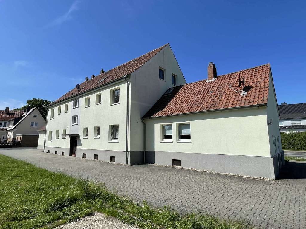 Immobilie in Grasleben - Kapitalanlage! Gepflegtes, voll vermietetes MFH mit Vollwärmeschutz, Garagen und Nähe zur A2 - Bild 1