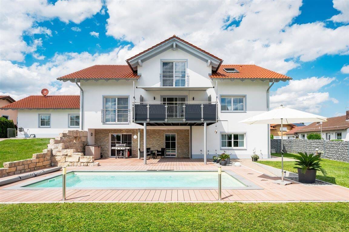 Immobilie in Künzing - Barrierefreies Traumhaus mit Einliegerwohnung und Pool in Forsthart bei Künzing - Bild 0