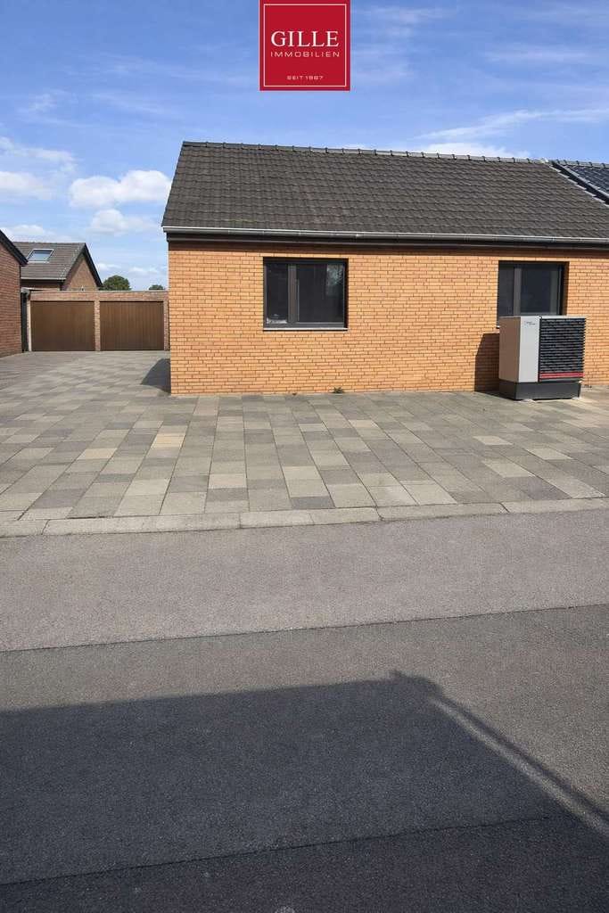 Immobilie in Rommerskirchen - Bungalow mit Innenhof,  Wärmepumpe und jeder Menge Potenzial - verwirklichen Sie Ihren Wohntraum - Bild 0
